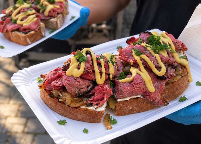 Novinky na Náplavce: sendvič s pečeným kolenem, pastrami topinka a hotdog v briošce